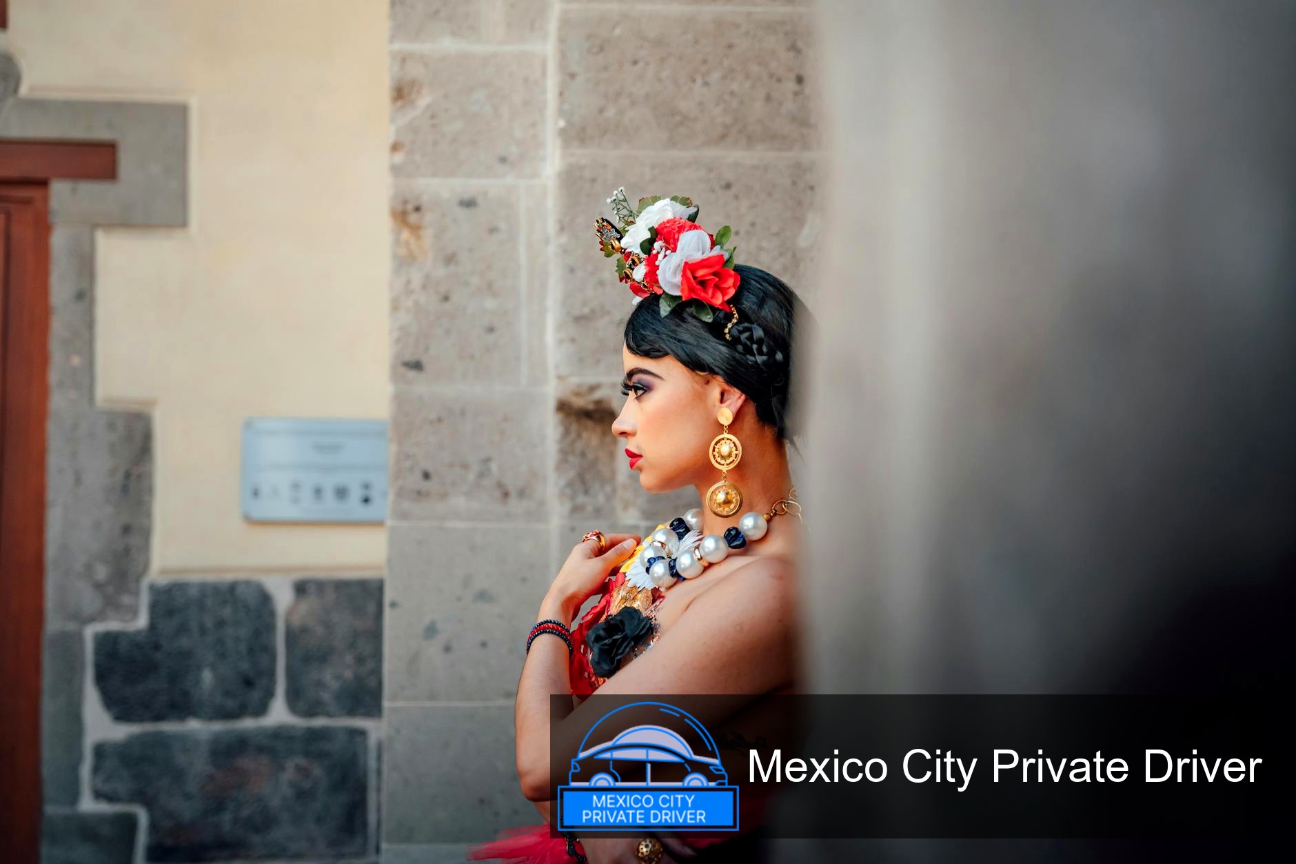 Colorful courtyard at Museo Frida Kahlo with lush plants and vibrant walls