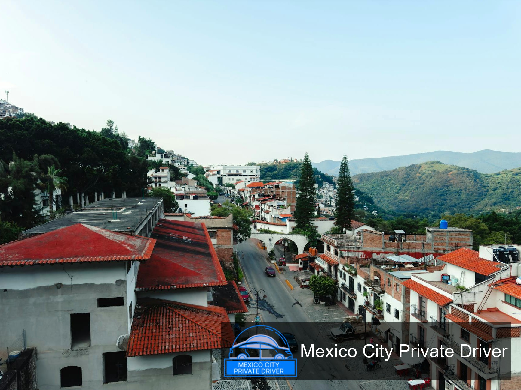 A panoramic view of the lush landscapes and walking paths in Parque La Mexicana, showcasing diverse flora and families enjoying the space.