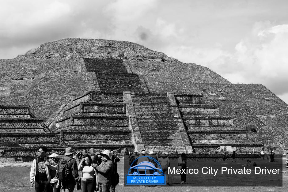 The Pyramid of the Sun towering against a clear blue sky in Teotihuacán.